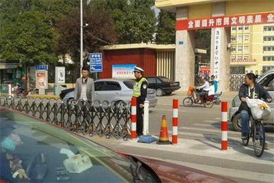 淮陰公安分局創(chuàng)新設(shè)置“可變護(hù)欄”，精準(zhǔn)破解校園門(mén)前交通頑疾
